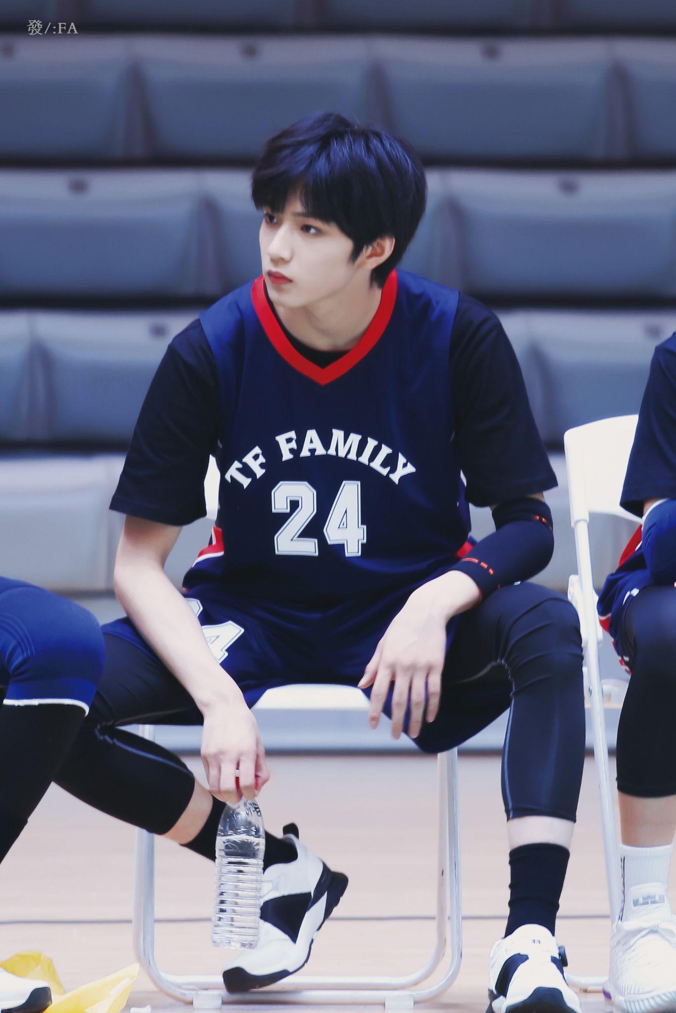 蹲下刘耀文神图,可以做墙头的那种,谢谢? - 知乎