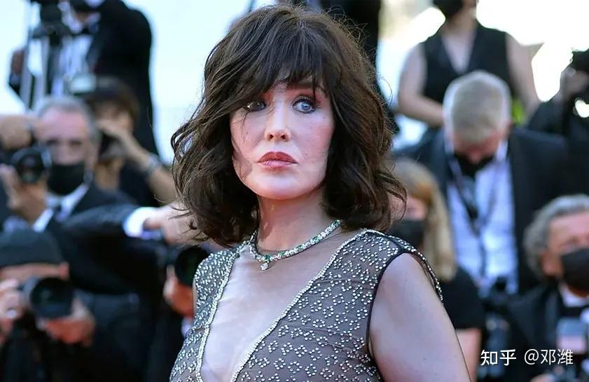 57岁苏菲玛索松弛亮相!自然老去的她,任何年纪都是最美