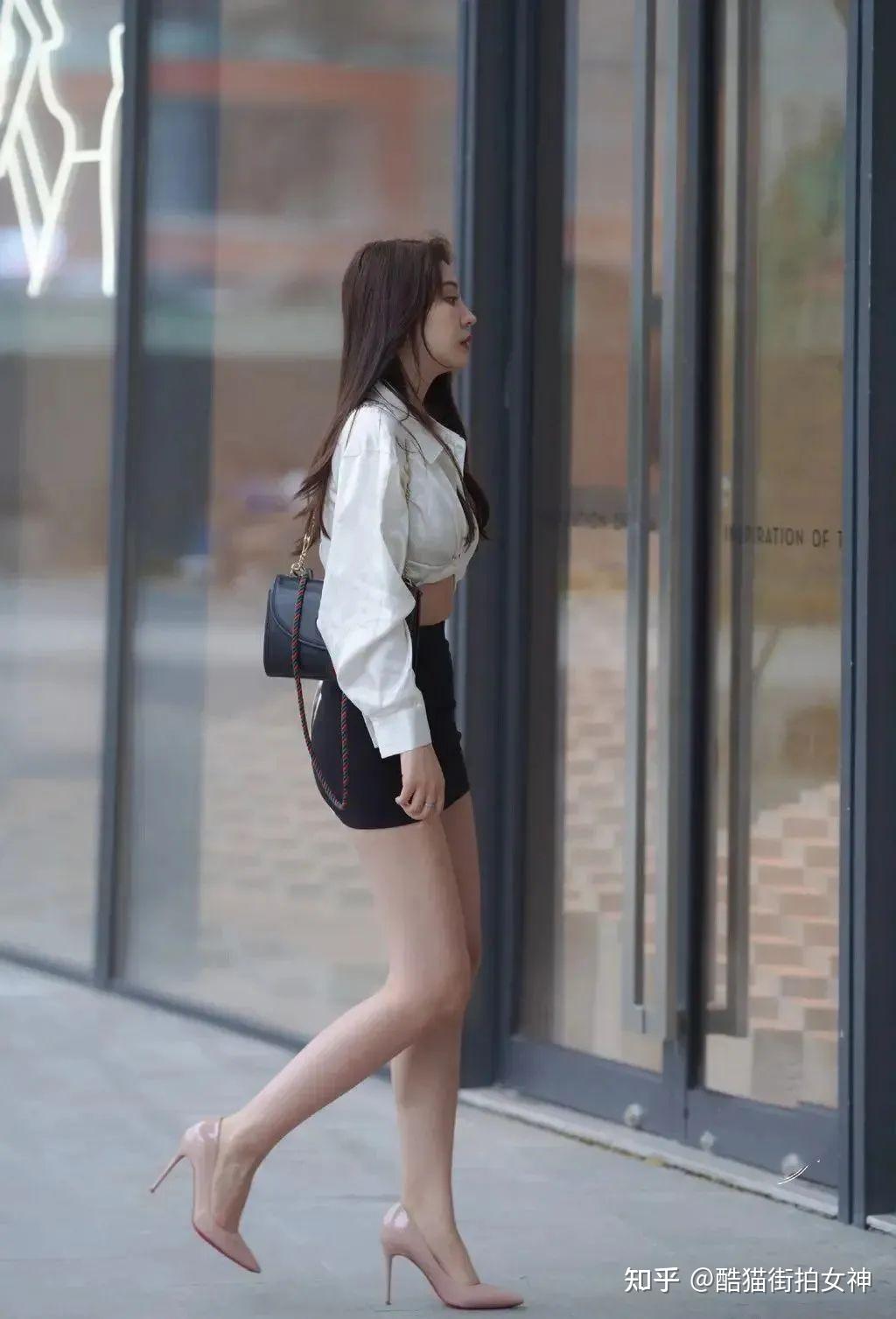 街拍女神黑色超短裙高跟鞋露脐上衣的漂亮女生