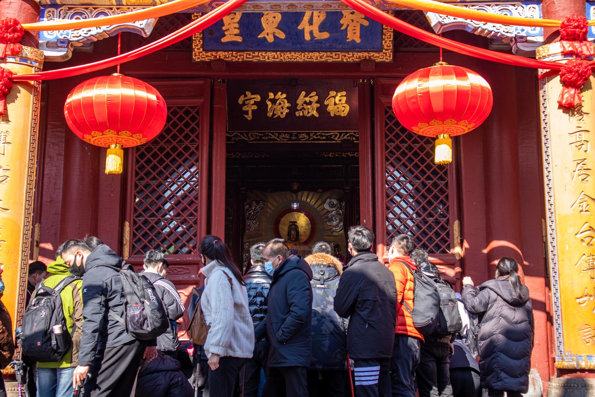 泰山老奶奶碧霞元君為道教人物,用雙手合十的佛教禮跪拜,你們是來砸