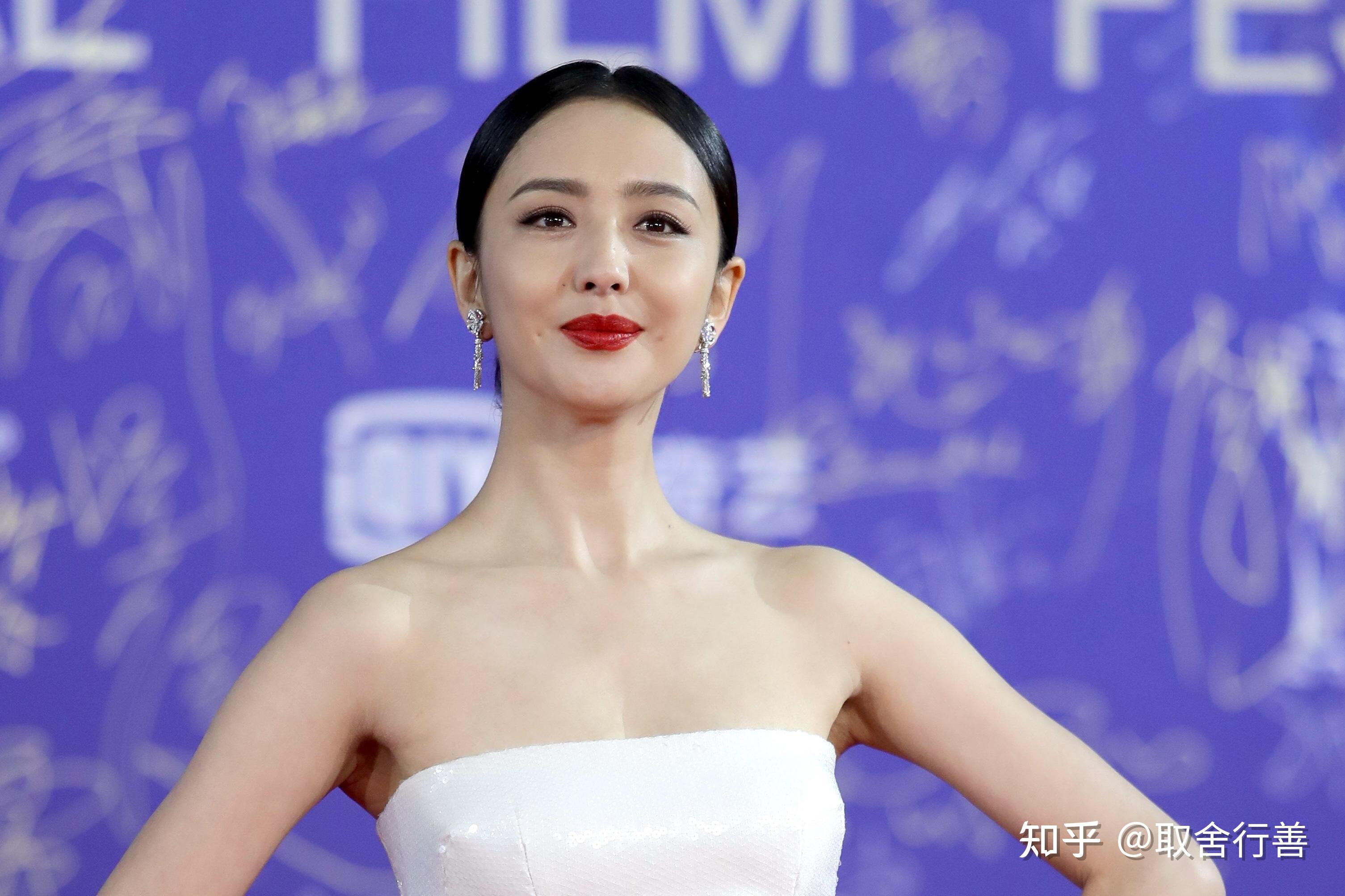 如何看待佟丽娅帮陈思诚整理内衣? - 知乎