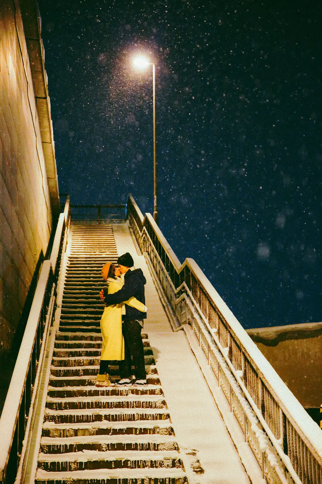 两个人雪景图片唯美图片
