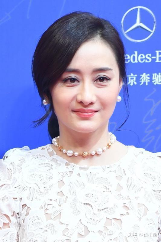 看不出陈德容已经45岁了穿白色蕾丝连衣裙亮相像少女又像贵妇