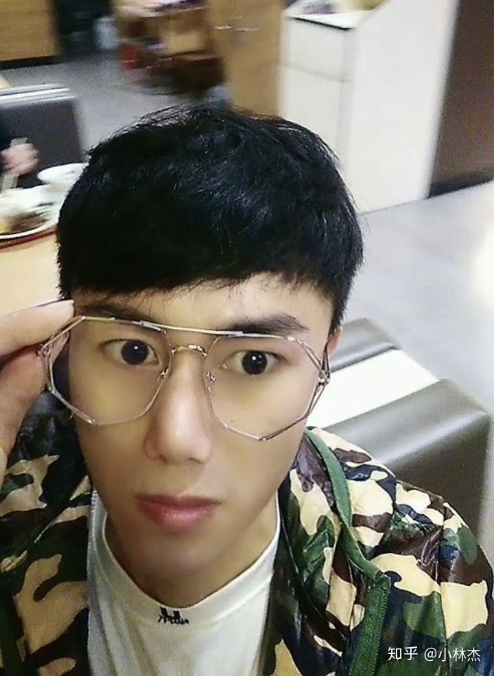 名模小林杰2021年元旦戴眼镜近照曝光