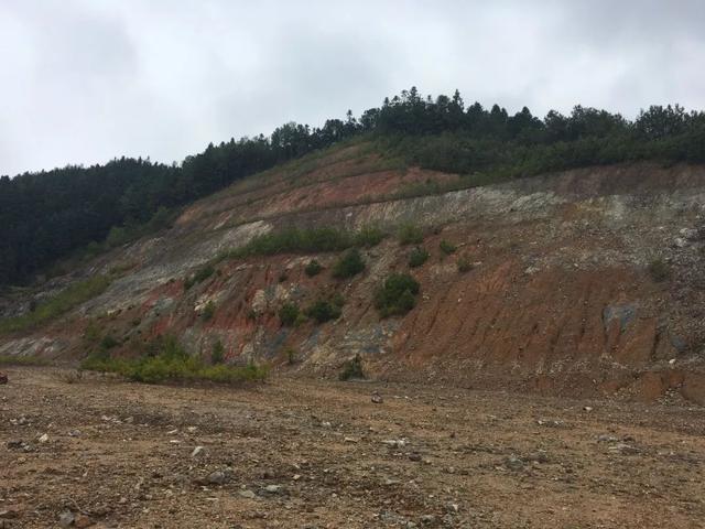 矿坑广场治理前矿坑广场治理后实现矿地高效再利用,推动地方绿色新