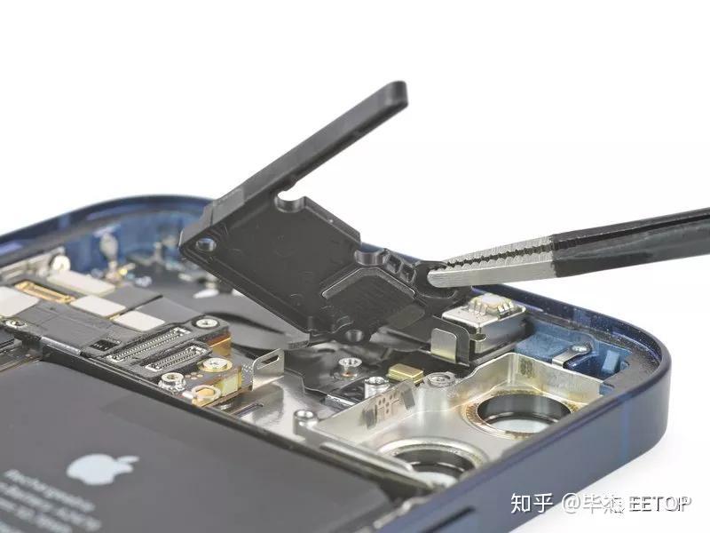 取下摄像头护罩,可以发现这两款手机之间的最大区别:pro上有一个额外