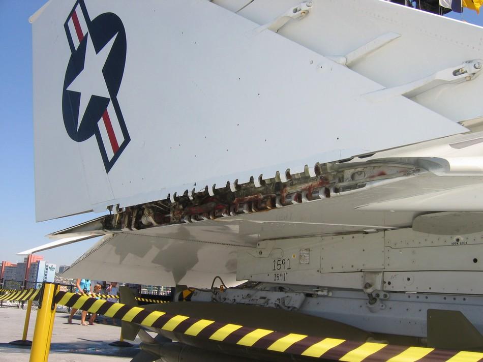 战机的机翼很薄,舰载机的折叠式机翼在飞机飞行尤其大过载飞行时如何