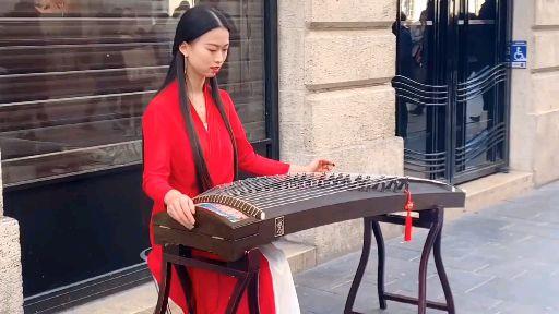 彭静璇国外街头古筝惊艳歪果仁