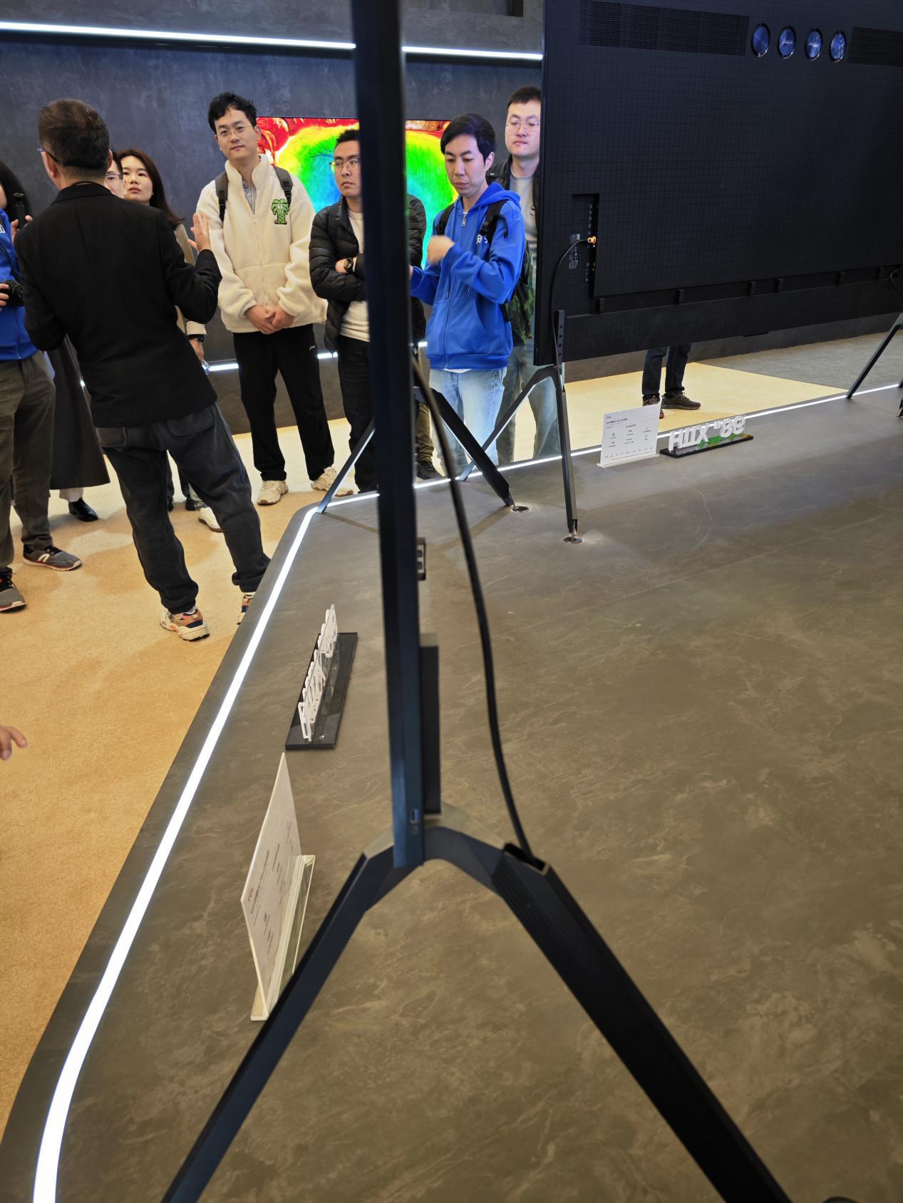 音响方面,tcl x11h使用了安桥6x2x2音响,12发声单元160w音响.