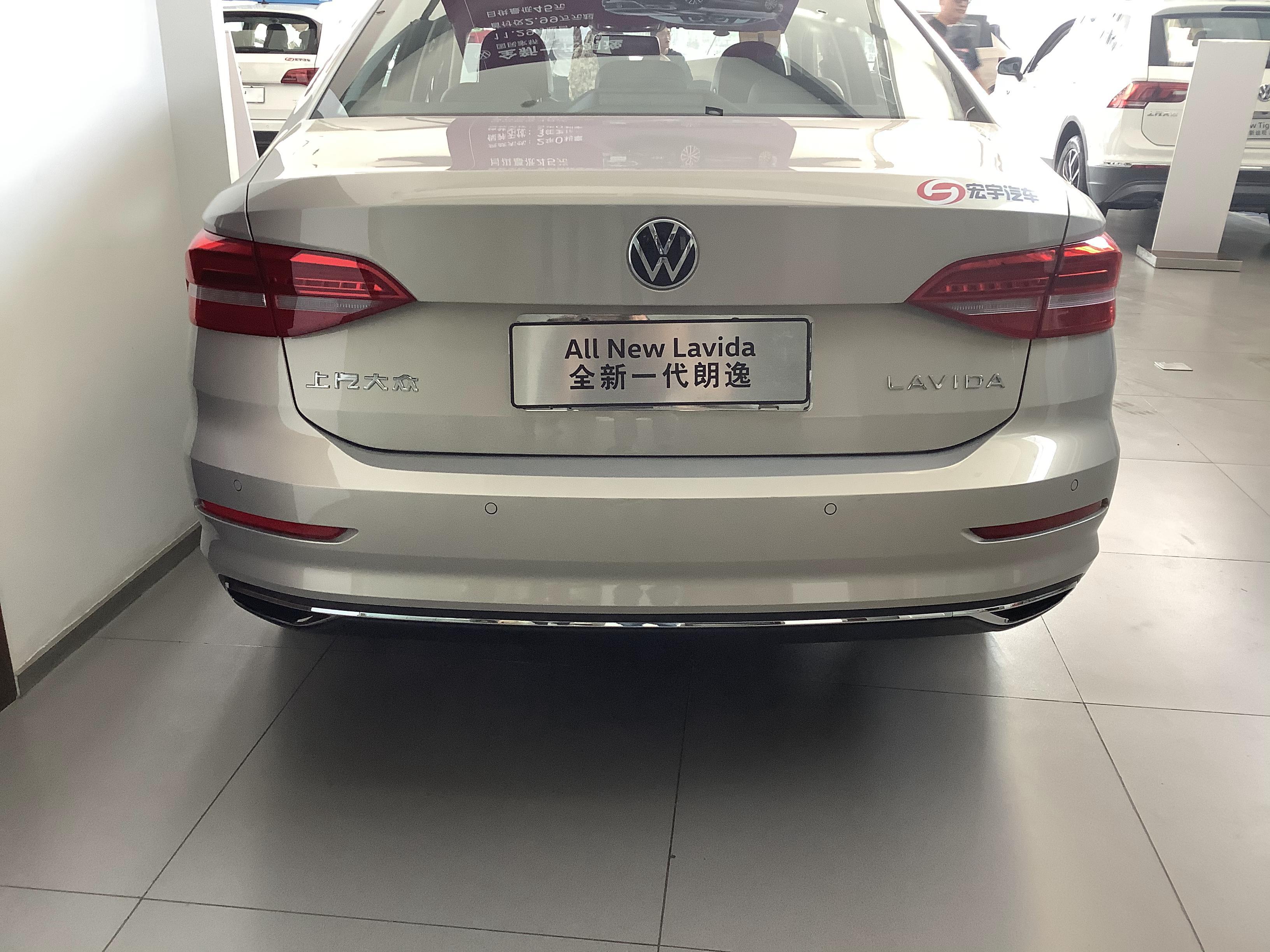 2021款大众朗逸外观的设计更加精致,前脸大尺寸的进气格栅采用了梯