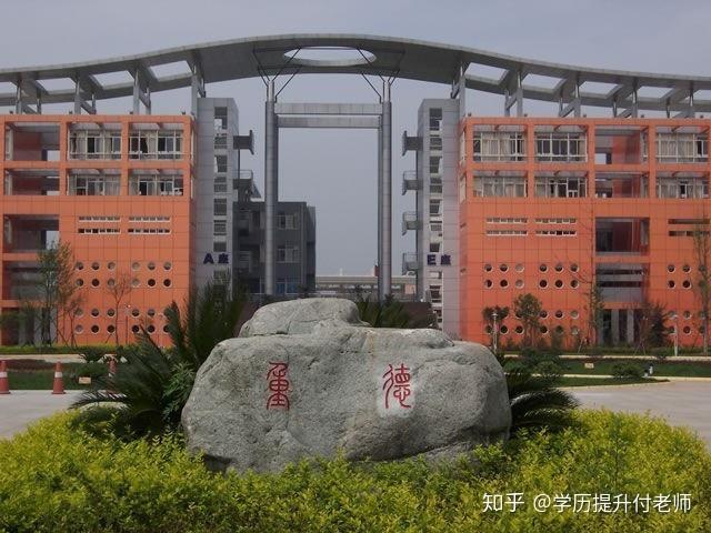 四川师范大学(sichuan normal university)简称"川师大"(sicnu),位于