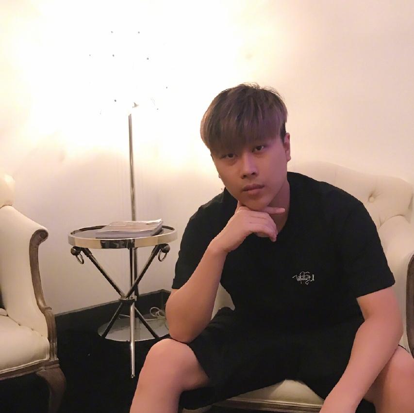 55开改玩lol却遭队友挂机嘲讽我开了挂先表面劣势一波