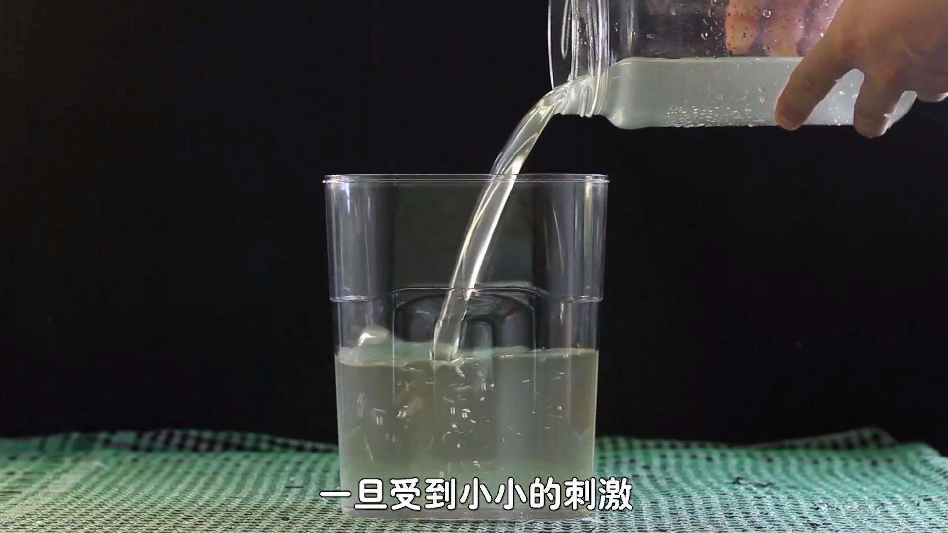 热冰是什么手掌放进液体中能迅速结冰你知道原理吗