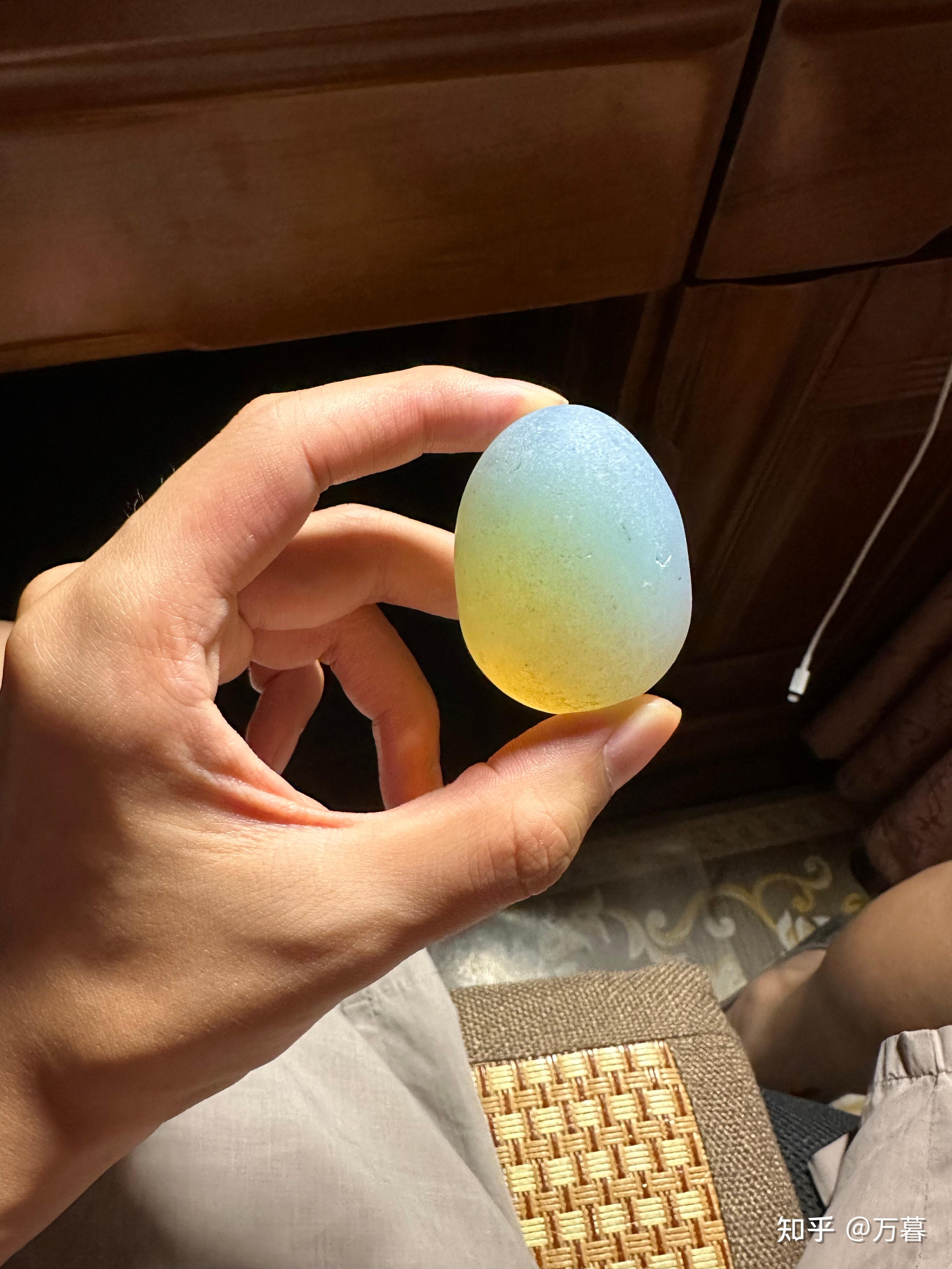 请问这个像鸡蛋一样的石头是什么?