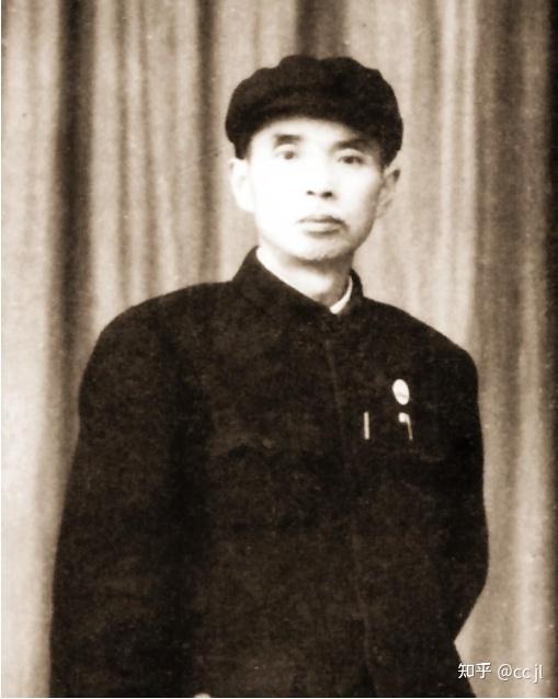 他是军阀杨森的儿子主动下基层参军抗日后率部起义成为解放军