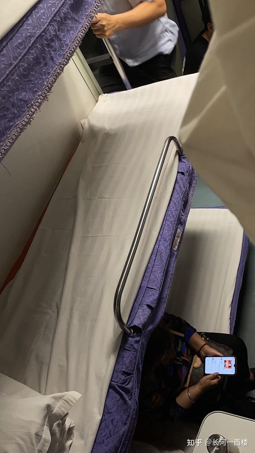 睡在火车硬卧上铺是一种怎样的体验? - 知乎