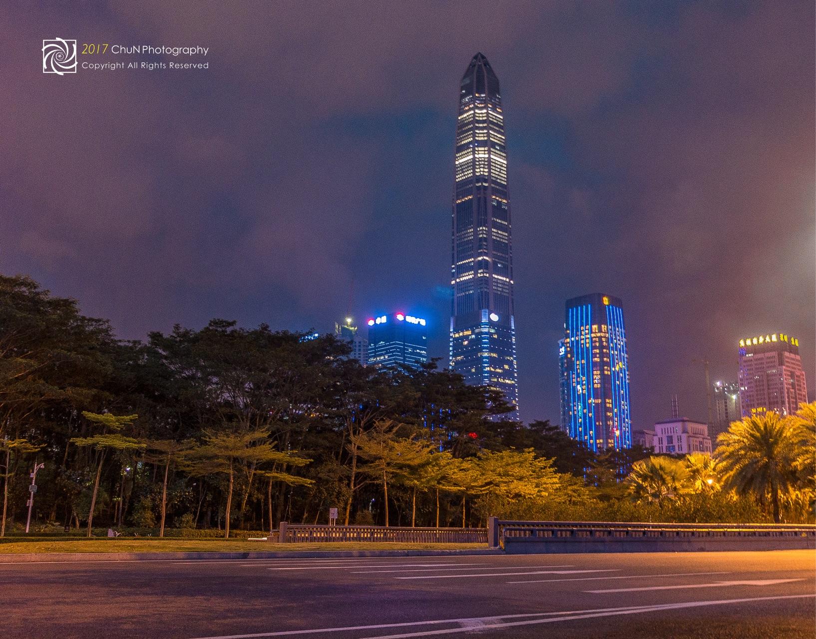 然后街上也拍了一张平安夜景8号下午去了福田区的金中环大厦,用手机拍