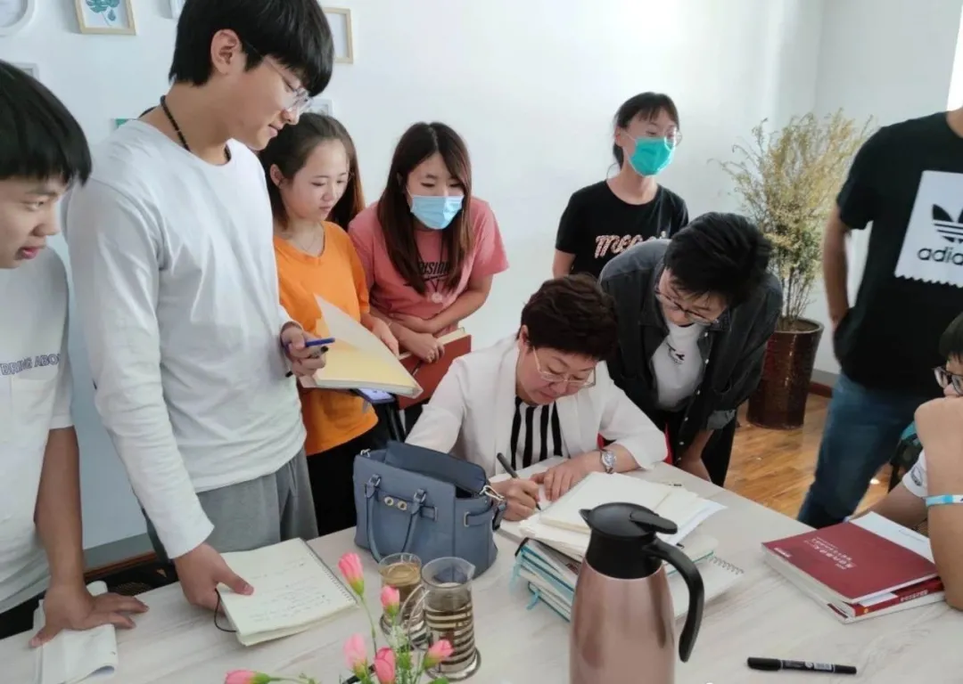 一般什么时候下晚自习 v2-b1d0732101b53e04839078a1f3d436ec_r.jpg