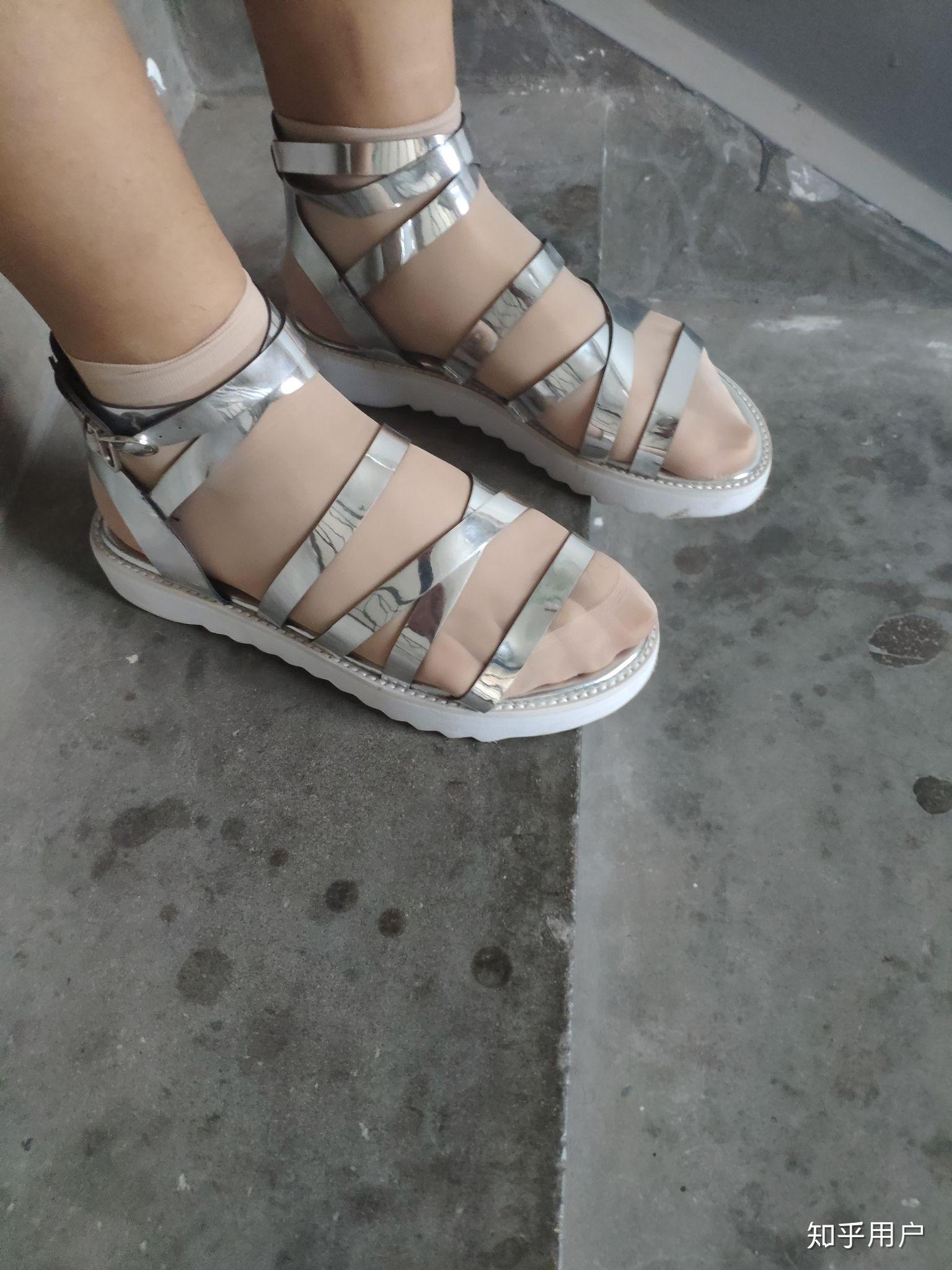 夏天穿凉鞋配短丝袜好看吗