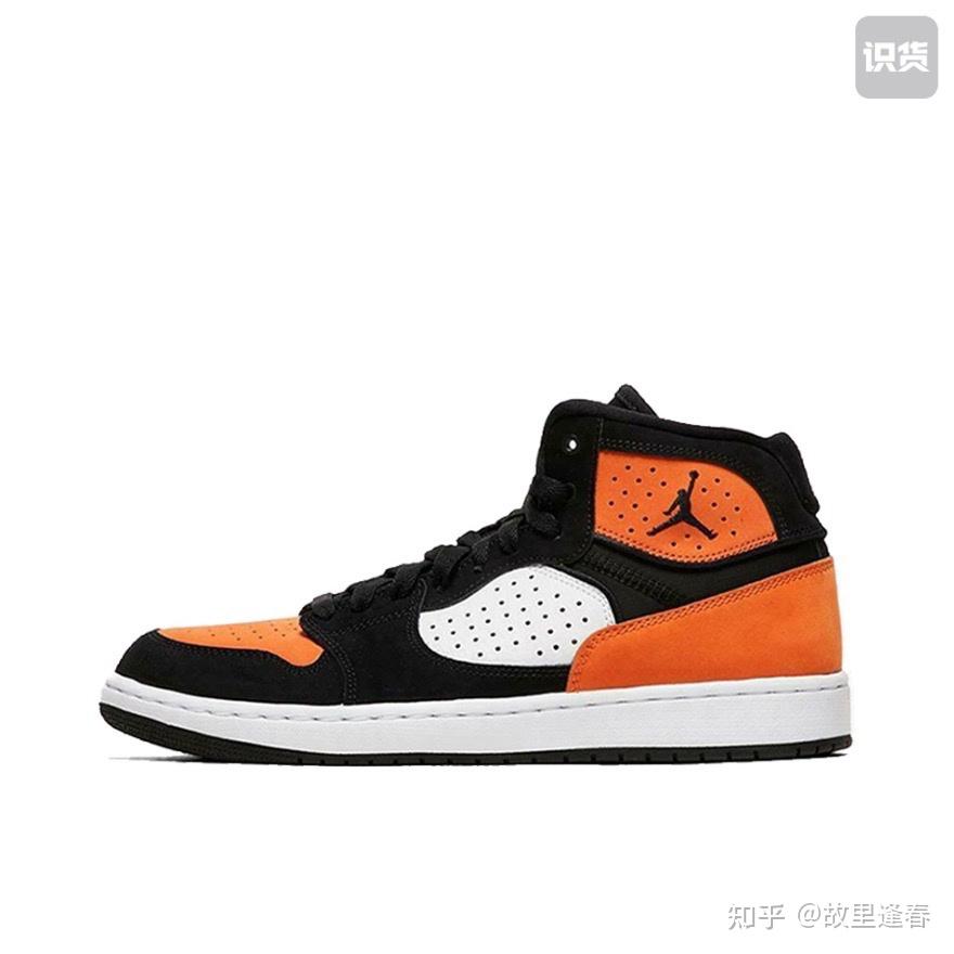看到一双黑橘色aj,不是扣碎,中帮,鞋舌上有字母(不是nike),脚踝处有