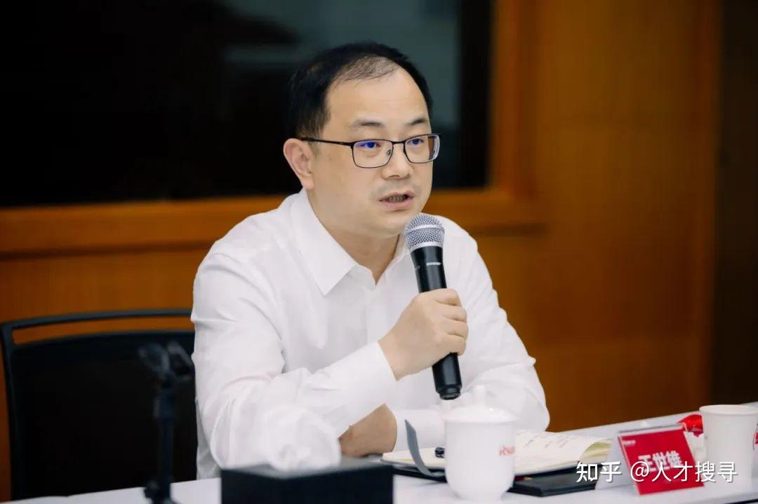 王世雄,男,1973年9月出生,复旦大学博士研究生,管理学博士学位,高级