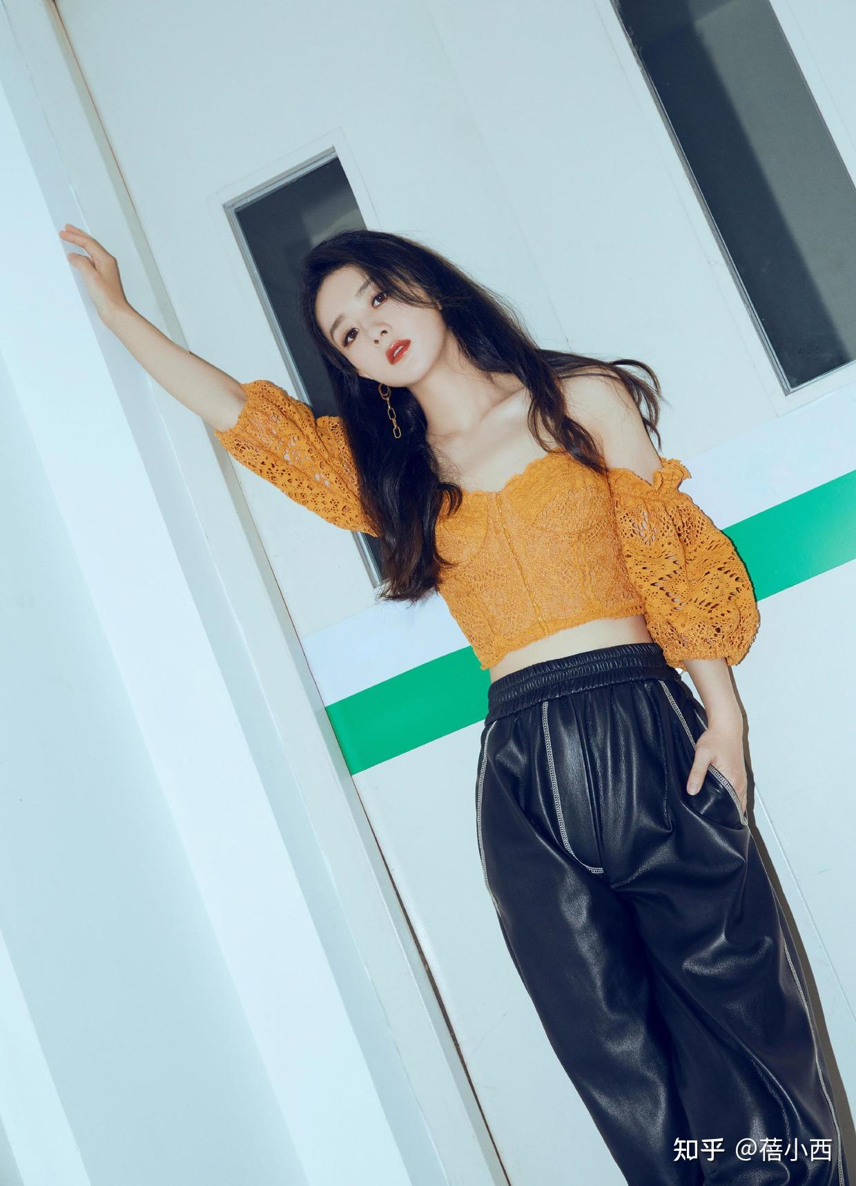 赵丽颖恢复单身后偏爱穿休闲风卫衣短裤超显嫩不像当妈的人