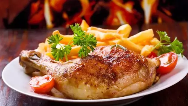 pollo a la brasa说到秘鲁美食,一定绕不过烤鸡,这是秘鲁人最常吃的