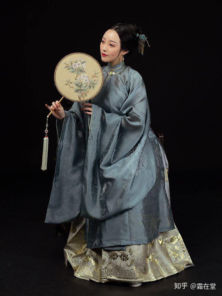 为什么作为东方服饰象征的交领或者斜襟在现代日常服饰设计中很少看到了？ - 知乎