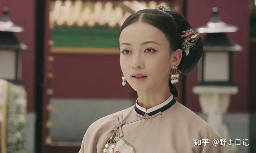 低微,先做宫女,后成嫔妃,得乾隆圣宠,从此一飞冲天,一路晋为皇贵妃,与