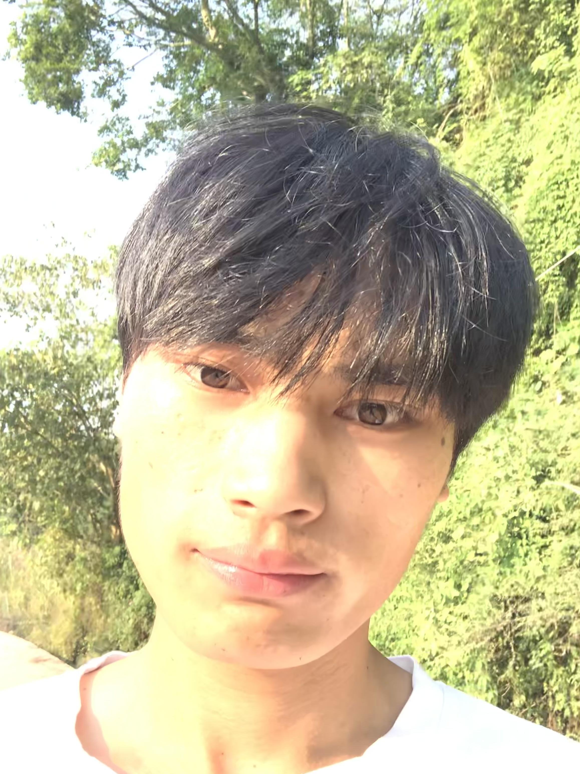有没有长得丑的男生照片分享一下.我想知道什么样算丑 ?