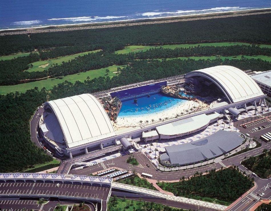 泡沫时代建成了著名的室内水上乐园"海洋巨蛋",里面有一个非常真实的