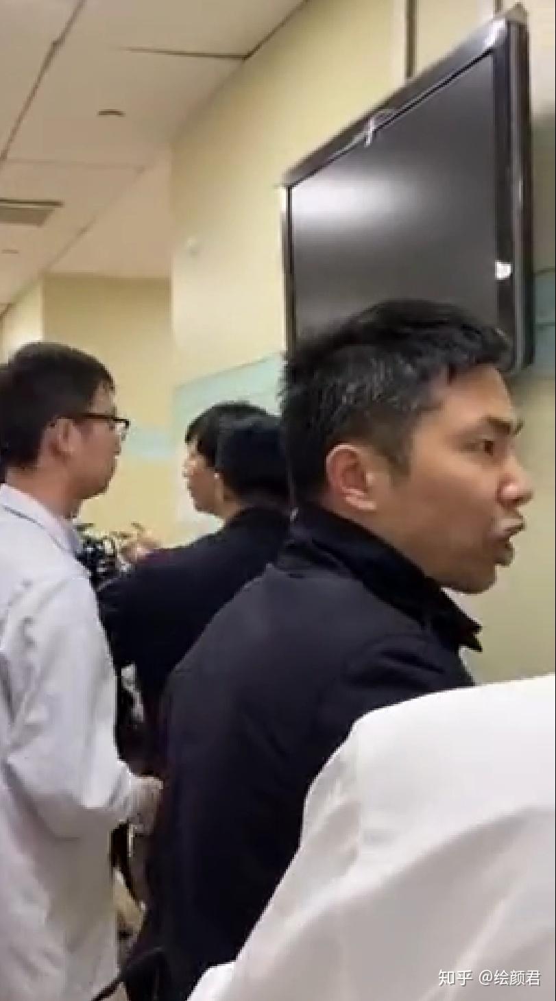 仁济医院胸科主任拒绝插队被带走,医生的地位