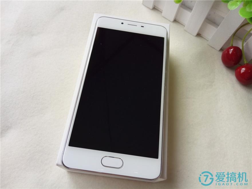 ▼包装盒采用传统手机包装盒,相比魅族产品线,魅蓝白色包装简单简约