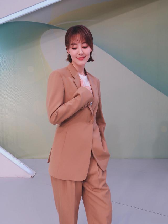 王冠时尚品位又升级饼干色西装套装配齐肩发美出新高度