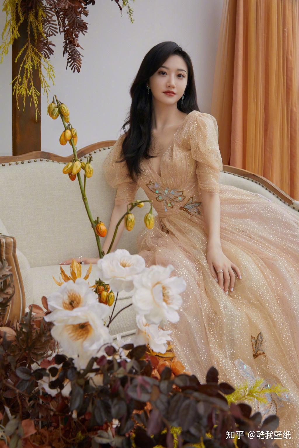 在早前中秋佳节,景甜亮相湾区升明月舞台,她和一众明星合唱了《天涯共