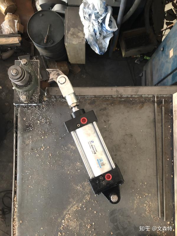 之前一直没机会碰到实例,这次配图实例,气缸推门定位问题?