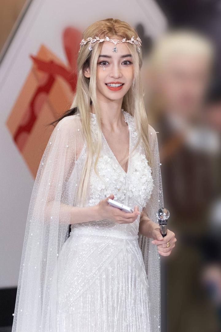 杨颖cos精灵女王 头戴王冠金发长裙仙气飘飘