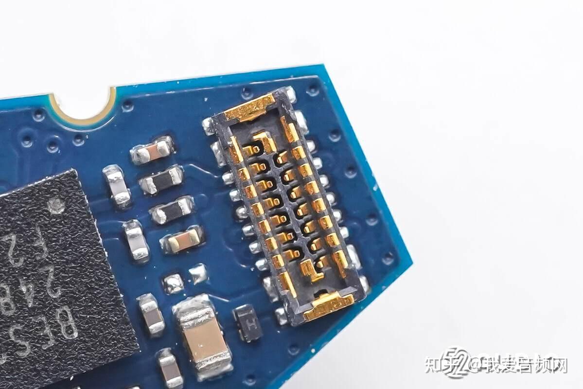 拆解耳机部分,沿合模线打开耳机头腔体,内部排线穿过后腔连接到耳机柄