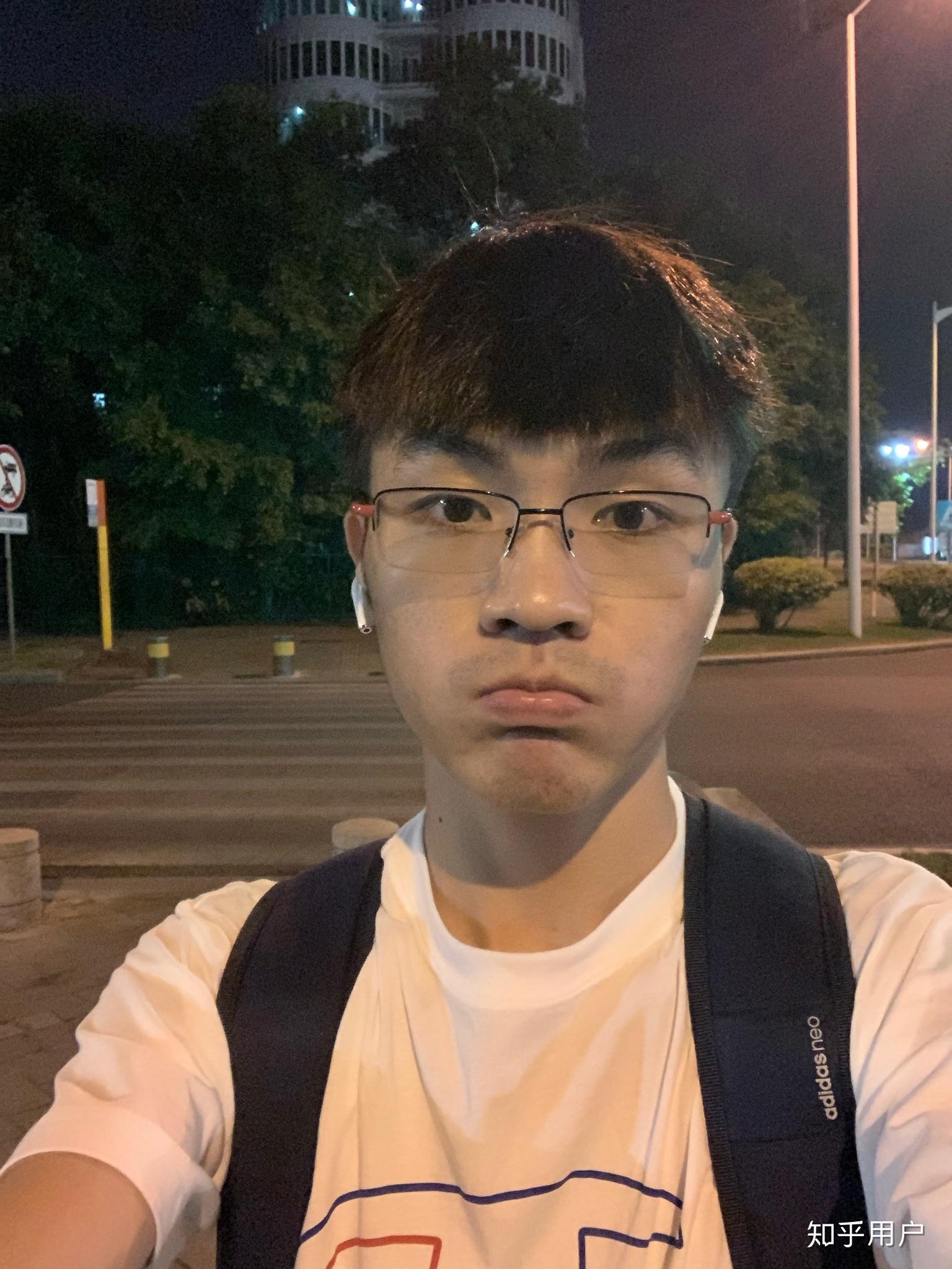 男生戴眼镜的差别大不大