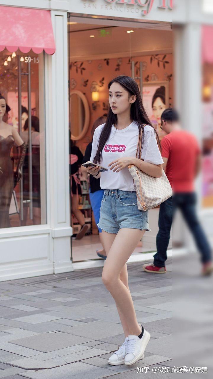 只是区区一双小肥腿而已比不上腿精女神们,但还是比较匀称,手动狗头.