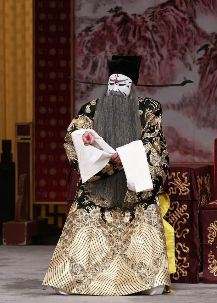 像包公戴的黑的,姚期戴的白的,周处戴的紫的,孙权也戴着紫的,基本上