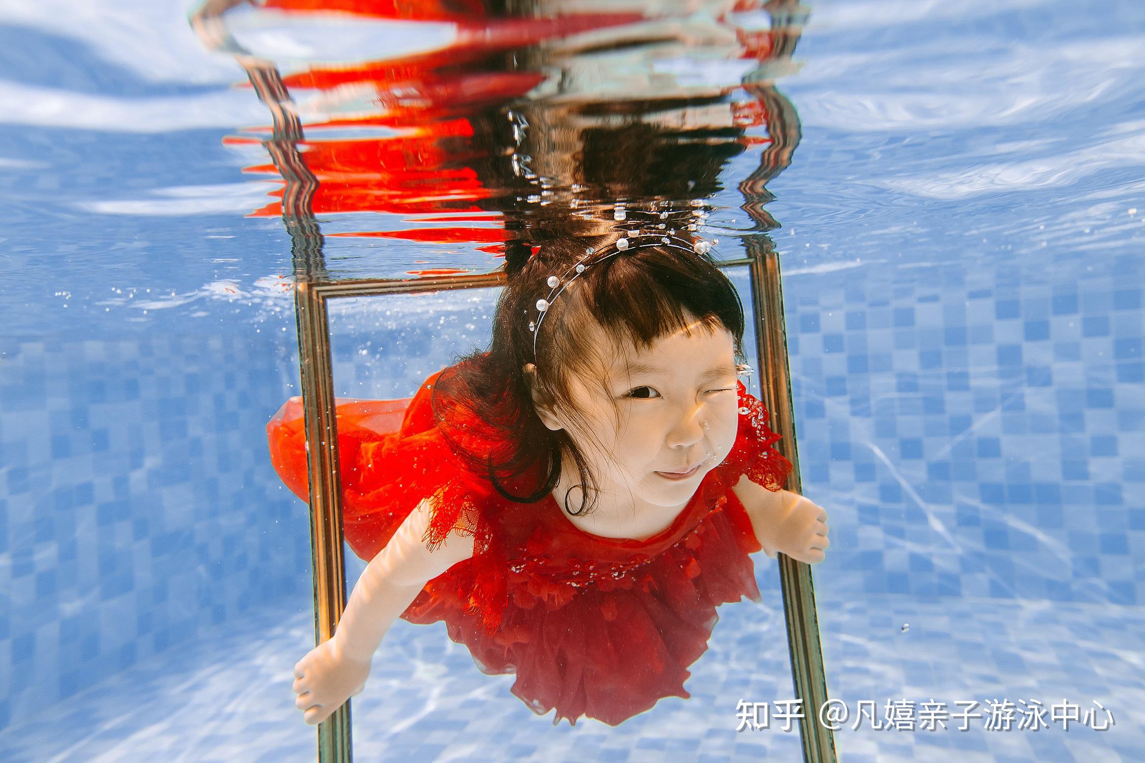 亲子游泳对孩子有什么好处凡嬉亲子游泳中心