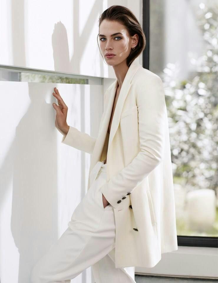 求ysl反转巴黎香水广告中的女模特姓名有没有人知道啊