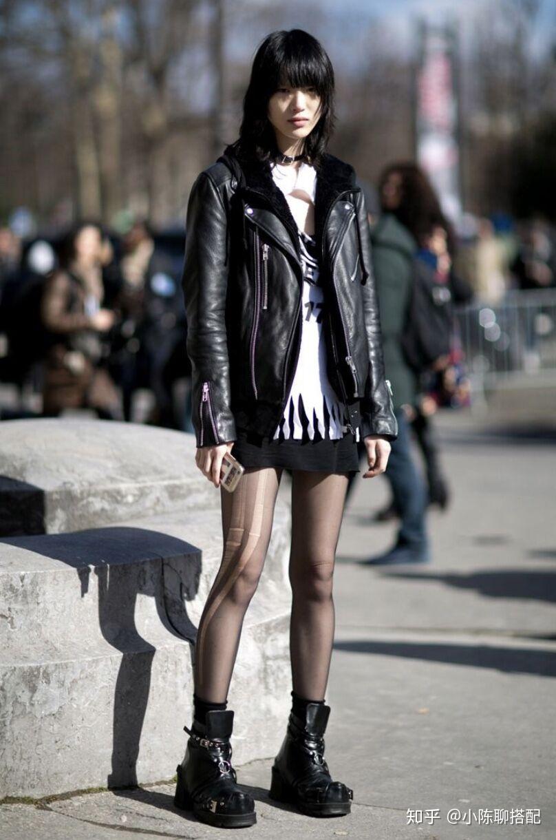 我们很少接触到朋克风格的穿搭,一方面是因为朋克的穿衣风格不够日常