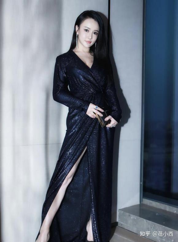 冉莹颖不愧是拳王的太太饱满身材穿抹胸裙邹市明秒变跟班