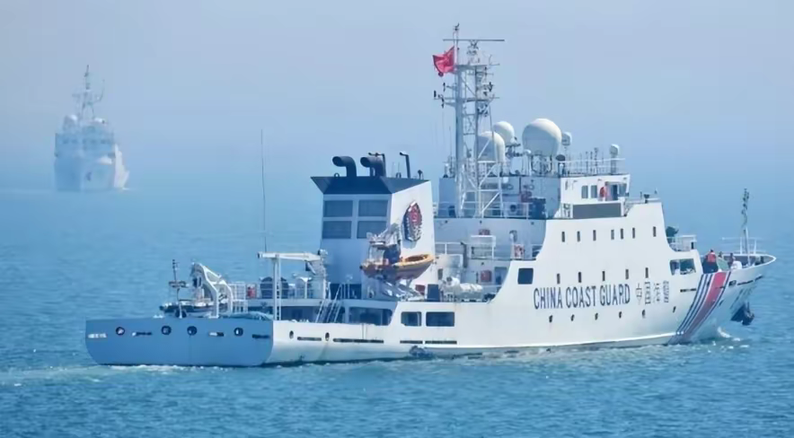 日本鹤丸号船只和数艘巡视船非法进入我钓鱼岛领海中国海警舰艇依法