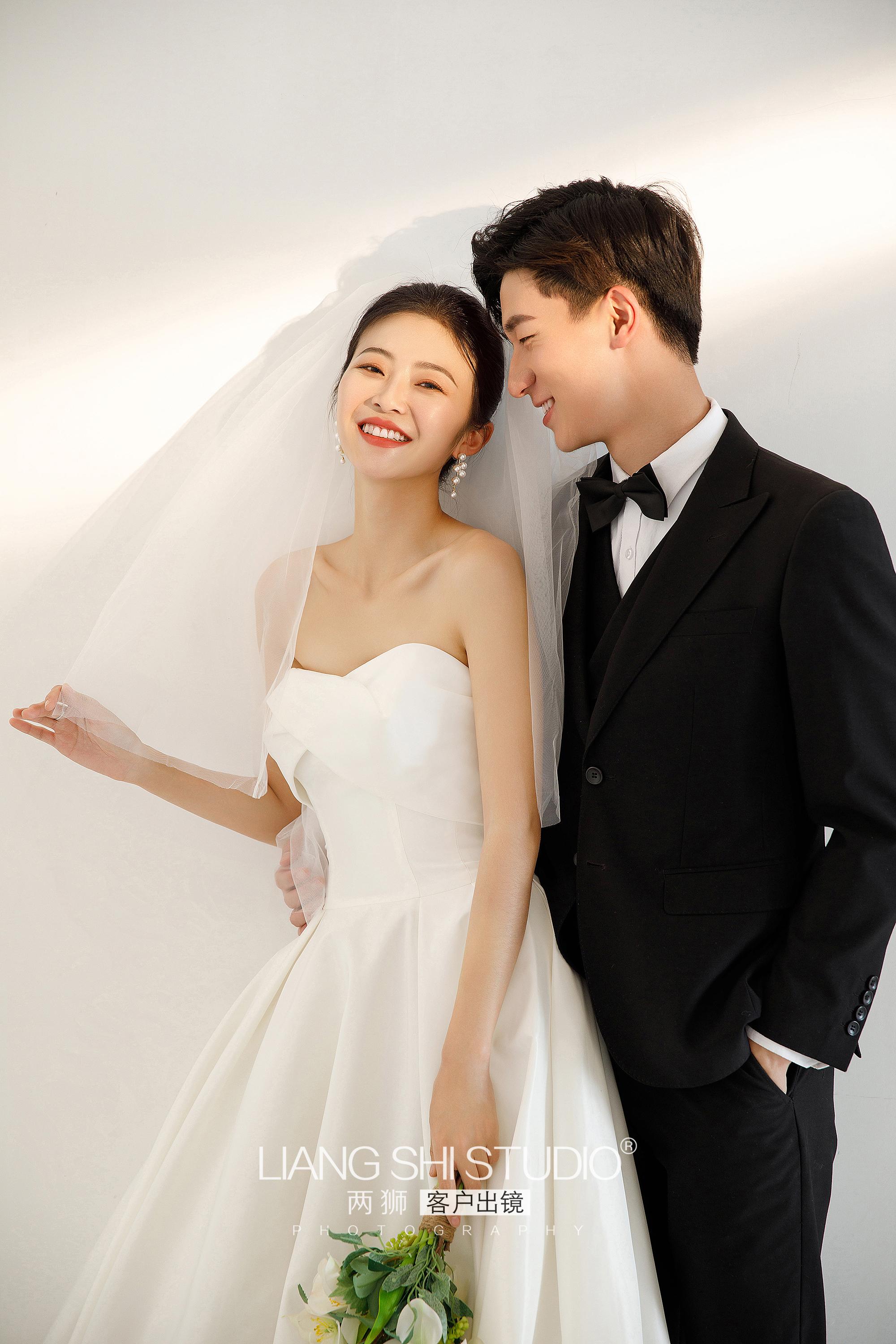 客片室内拍的光影大气婚纱照绝绝子