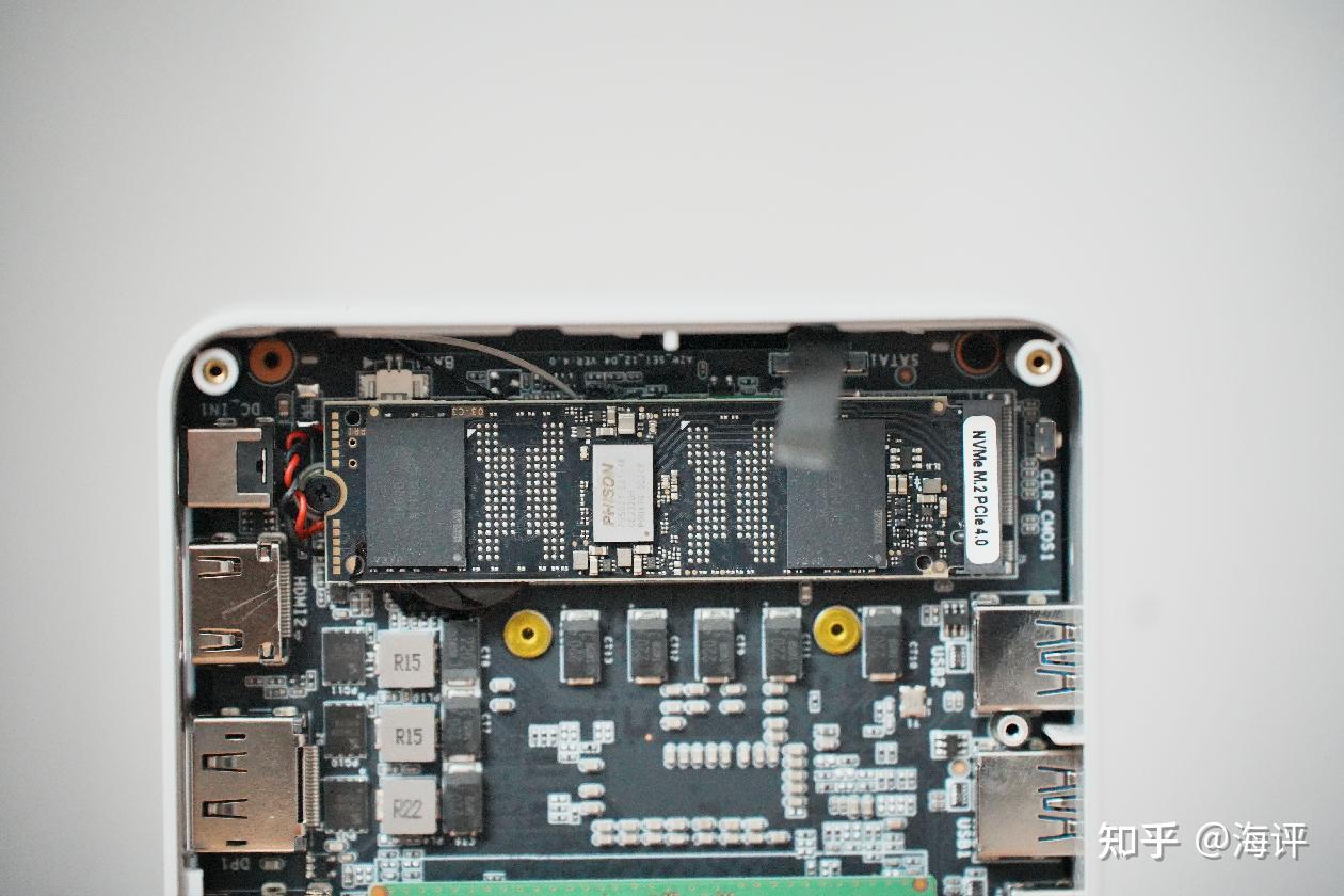 继续拆掉三颗螺丝和硬盘接口后,我们就能看到零刻sei12  的内部主板了