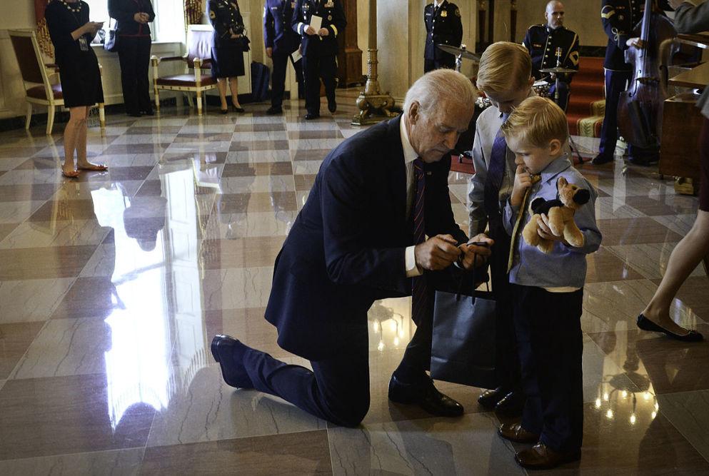 拜登别跪了,站起来!