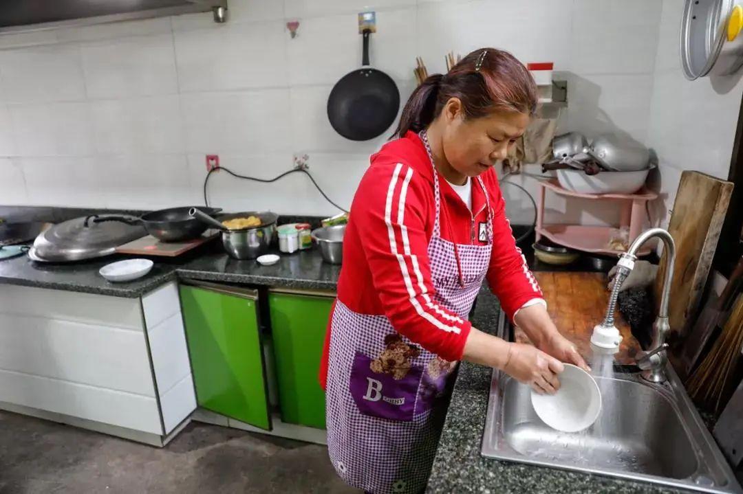 终于用上自来水的乡村妇女:以前都不知道清洁水是什么样